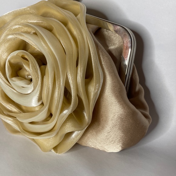 Champagne silk flower purse - Picture 3 of 6